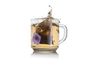 infusion de safran dans un verre à thé
